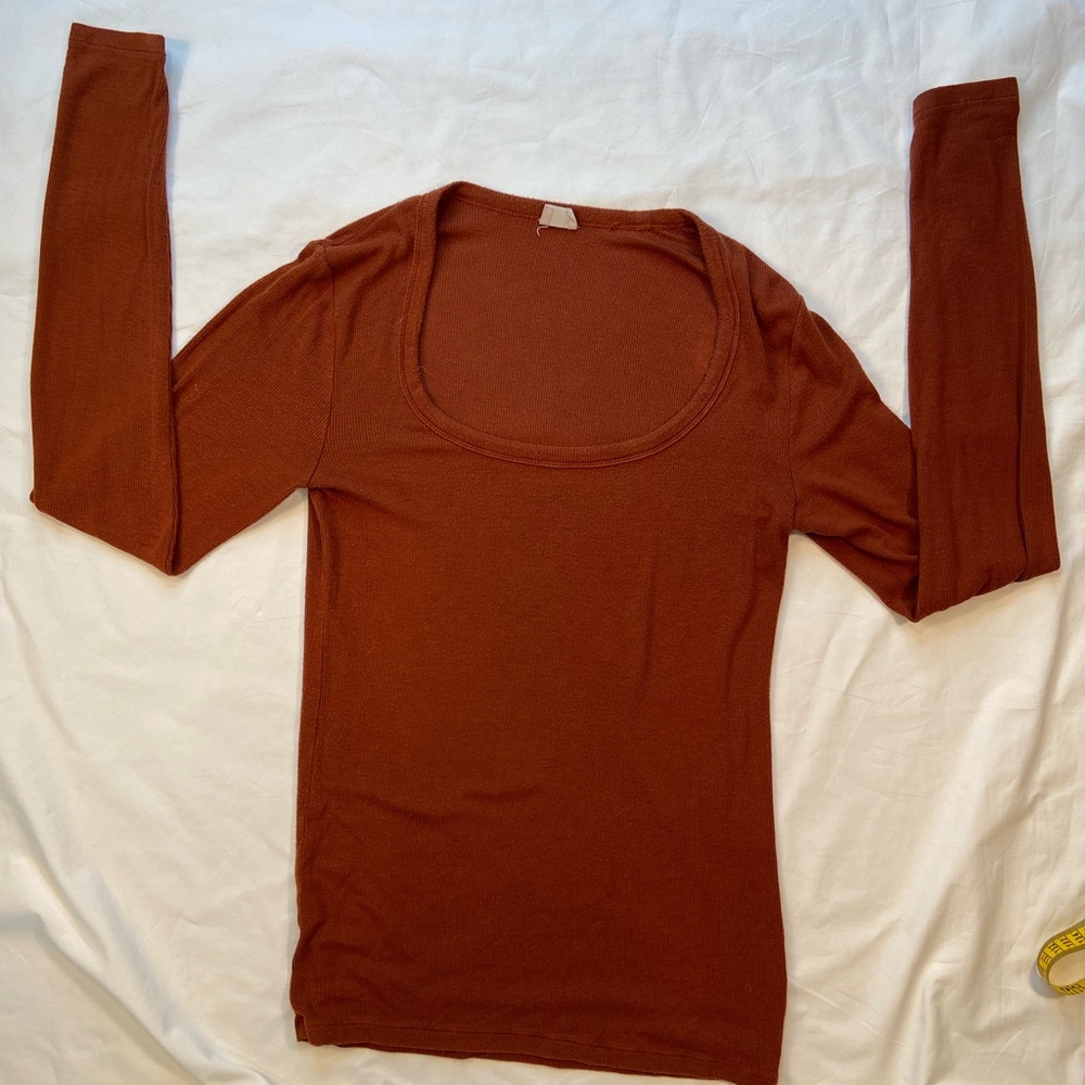 Aritzia, Wilfred Free, Long Sleeve scoop neck‎ tee, ribbed, rust color, size M